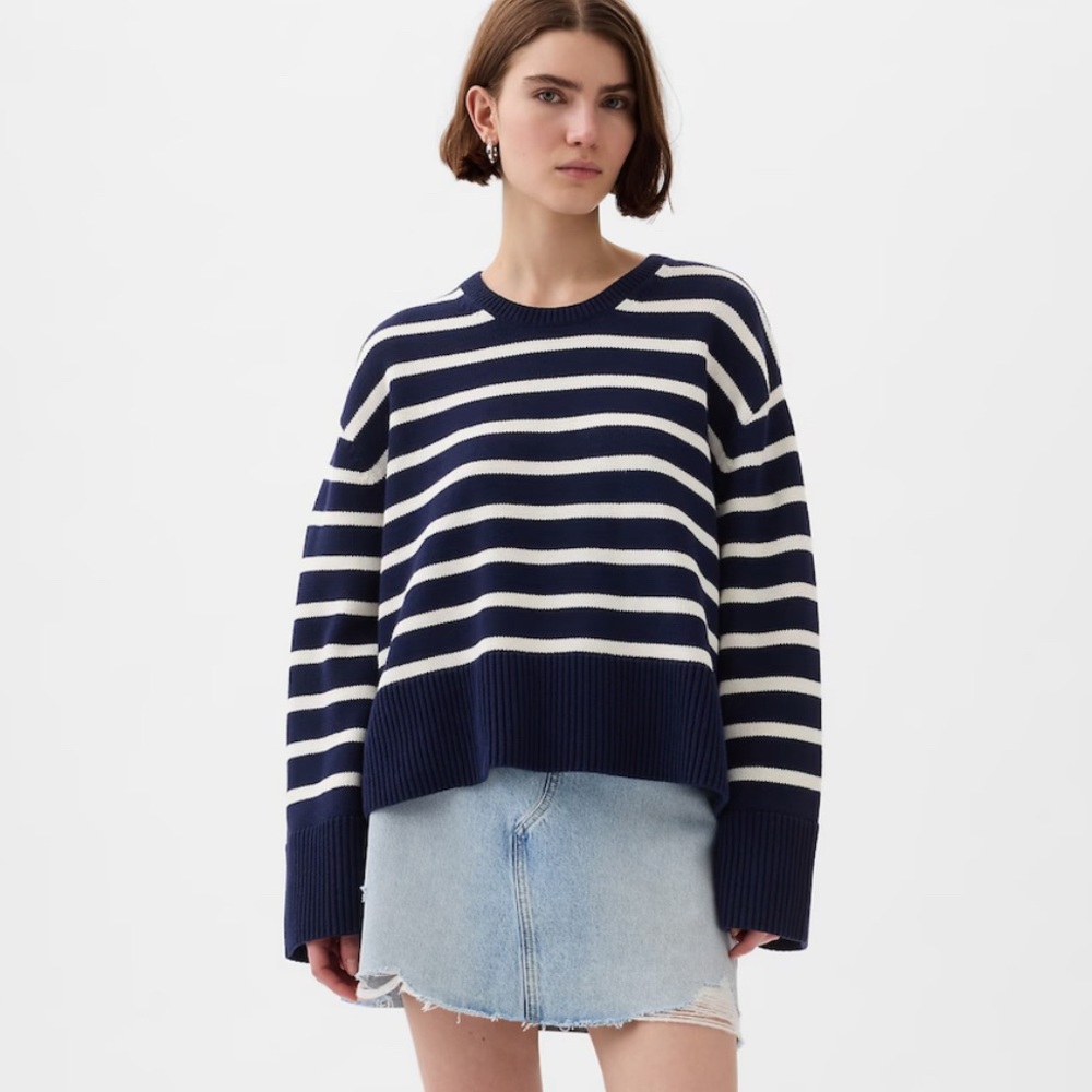 LIKE NEW Gap 24/7 Split-Hem Shrunken Sweater